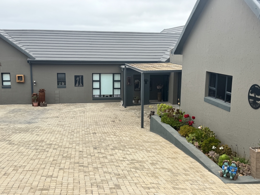 4 Bedroom Property for Sale in Outeniquasbosch Western Cape